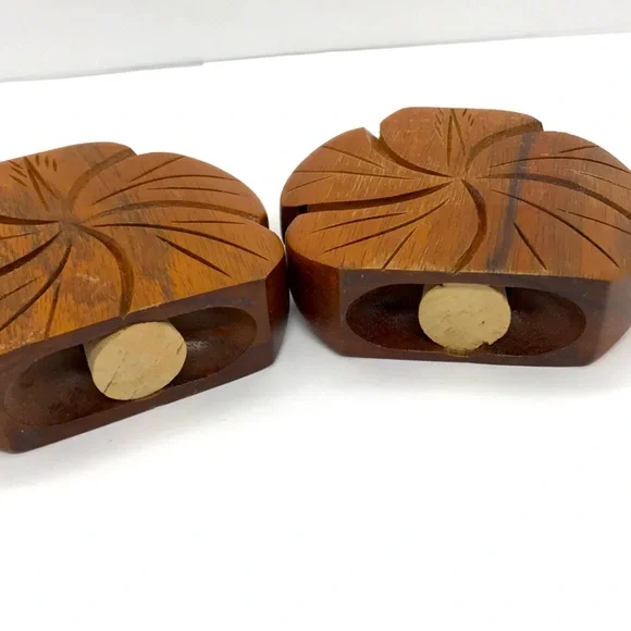 Vintage 1940’s Hawaiian Hibiscus Salt and Pepper Shakers - Picture 3 of 3